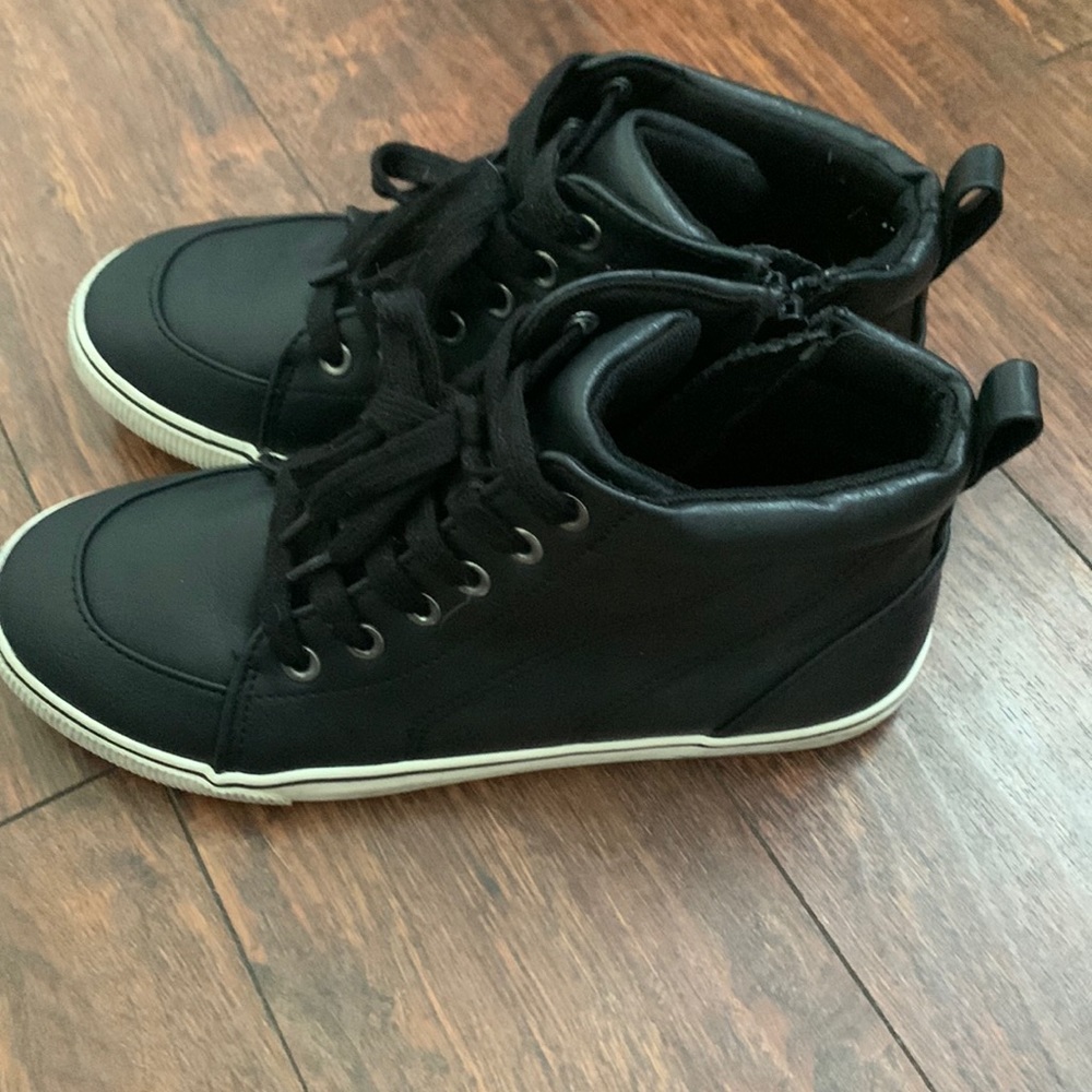 Youth High Top Sneaker/Boot size 4
